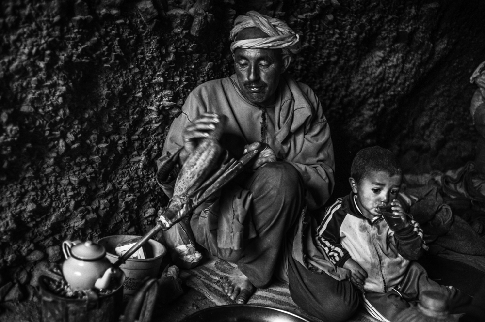 Berbères dans l'Atlas au Maroc Avec la famille de Mohamed dans leur grotte, qu'elle quitte dans quelques jours pour partir encore plus vers le nord, parce qu'il fait chaud et il y a moins d'eaux pour les animaux , le haut atlas, le 17.05.2016 Agence VU